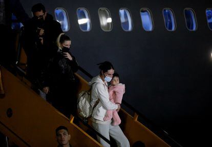 Ciudadanos mexicanos evacuados de Ucrania llega al aeropuerto internacional Benito Juárez en Ciudad de México.