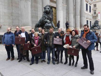 Diputados Ahora en Comu de Podemos con sus carteras despues de recoger la credencial