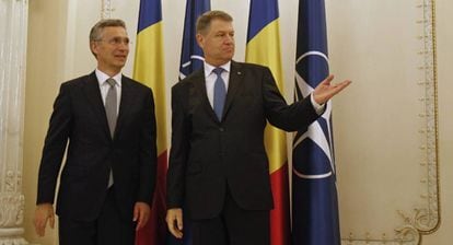 Jens Stoltenberg, junto al presidente rumano, Klaus Iohannis, antes de la ceremonia inaugural de la base a&eacute;rea.