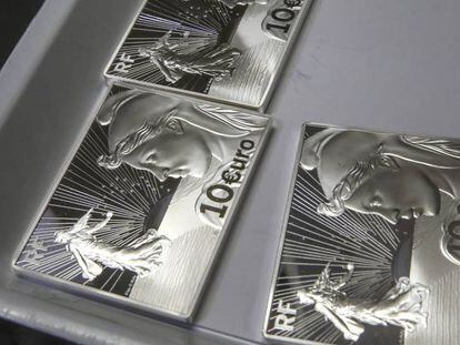 Monedas de plata acuñadas por la fábrica de la moneda francesa para conmemorar el 20 aniversario del euro.