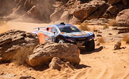 Uno de los vehículos del equipo de Infova durante el Rally Dakar 2022.