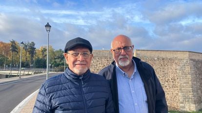 Salah Awad El Sousi (izquierda) y Riad Ali El Aila (derecha), en Badajoz, donde están alojados provisionalmente en un albergue tras ser evacuados de Gaza. Imagen tomada el 27 de noviembre de 2023