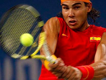 Rafa Nadal devuelve un golpe en el partido de cuartos.