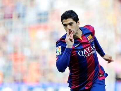 Luis Suárez celebra el primer gol del Barcelona frente al Valencia.