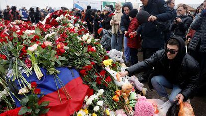 Homenaje a las víctimas del atentado terrorista junto al Crocus City Hall, al noroeste de Moscú, este pasado domingo.