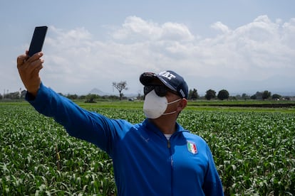 Um vizinho na área tira uma 'selfie' com o ralo ao fundo.