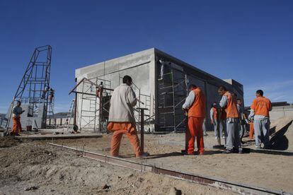 Los internos trabajan en la construcción de una capilla dentro de la prisión del estado en Ciudad Juárez.