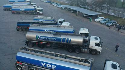 Camiones cisterna en la refinería de La Plata de YPF, en Argentina.