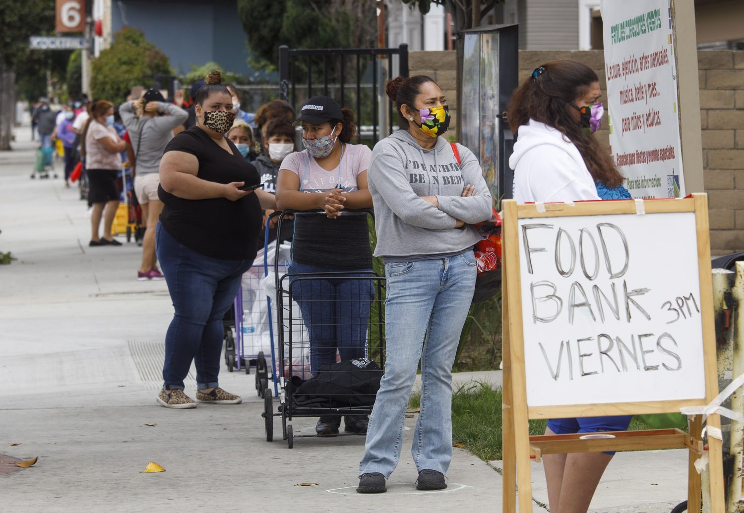 Colas para recibir comida en Santa Ana (California).