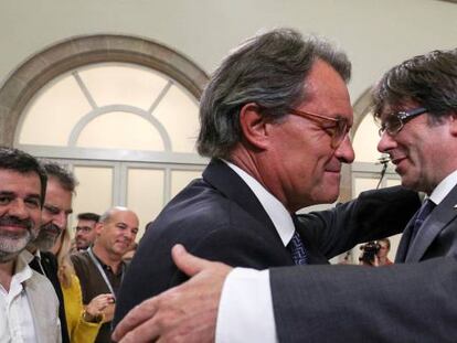 El expresidente de la Generalitat Artur Mas y el actual responsable del Govern, Carles Puigdemont.