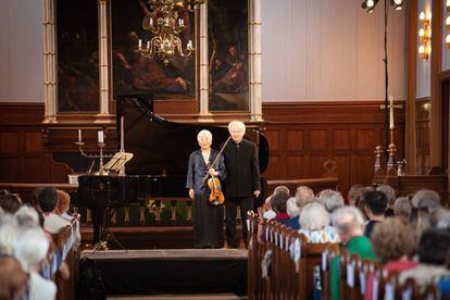 Yūko Shiokawa y András Schiff después de interpretar la Sonata para violín y piano K. 526 de Mozart en la iglesia de Vågan en Kabelvåg.
