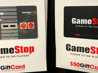 Tarjetas regalo de Gamestop en un establecimiento en California.