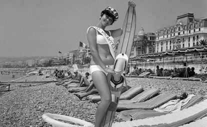 Playa de Niza en 1965, con la Reina de las Vacaciones en primer plano.