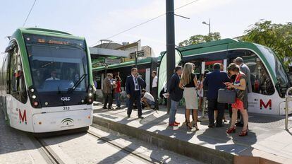 Varias personas esperan para subir al metro, este jueves en Granada. 