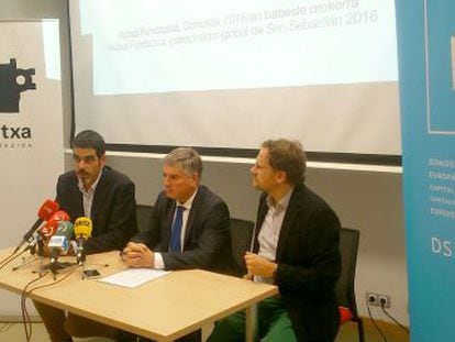 Eneko Goia, alcalde donostiarra; Xabier Iturbe, presidente de la Fundaci&oacute;n Kutxa, y Pablo Ber&aacute;stegui, director de San Sebasti&aacute;n 2016, en la presentaci&oacute;n del patrocinio de la capitalidad.