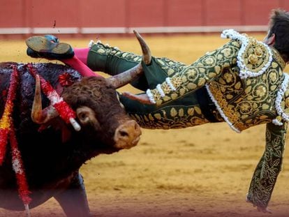 El Juli es volteado por su segundo toro en la Maestranza de Sevilla.