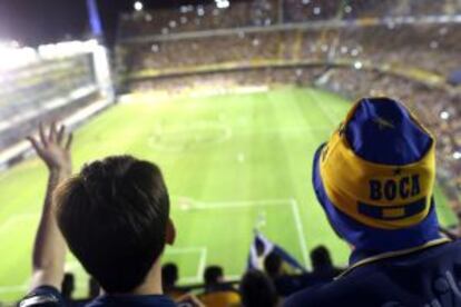 Dos aficionados del equipo Boca Juniors durante un partido en el estadio de La Bombonera, en Buenos Aires.