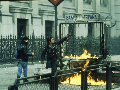 El Cojo Manteca rompiendo el letrero de una boca de Metro en el centro de Madrid durante una manifestación estudiantil, en enero de 1987.