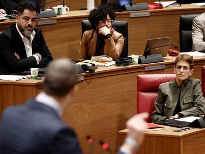 La presidenta del Gobierno de Navarra, María Chivite (derecha) en el pleno del Parlamento de Navarra, este jueves en Pamplona.