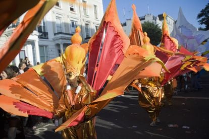 Durante la larga y ruidosa celebración del carnaval de Notting Hill, en la que londinenses y visitantes abarrotan las calles y se desmelenan, y que resulta imprescindible para empaparse y saborear la multiculturalidad de la capital británica, la comida es otro de sus indiscutibles atractivos: hay docenas de puestos callejeros de comida caribeña y muchos cocineros célebres, como Levi Roots, suelen dejarse ver.