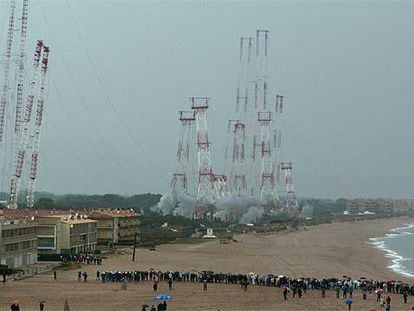 Demolición de las antenas de Radio Liberty ayer en la playa de Pals.