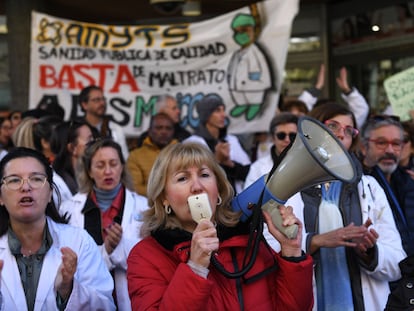 Manifestación para exigir la mejora de la atención primaria en la sanidad pública, este jueves frente a la Asamblea de Madrid.