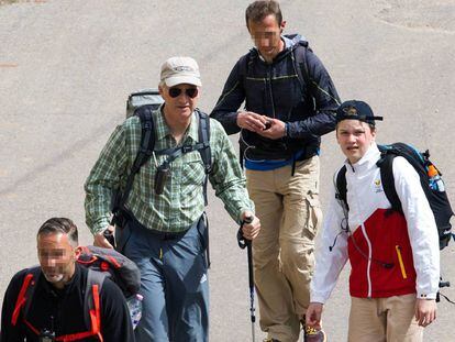 El Rey Felipe de Bélgica y su hijo el príncipe Gabriel, hoy en el camino de Santiago a la altura del municipio riojano de Navarrete.