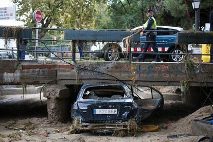 El vehicle que ahir va ser arrossegat per la riera de Cabrils a Vilassar de Mar.