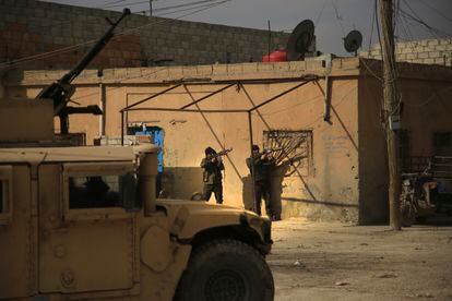 23/01/22 Fuerzas kurdas desplegadas, el domingo en la cárcel de Hasaka (Siria).