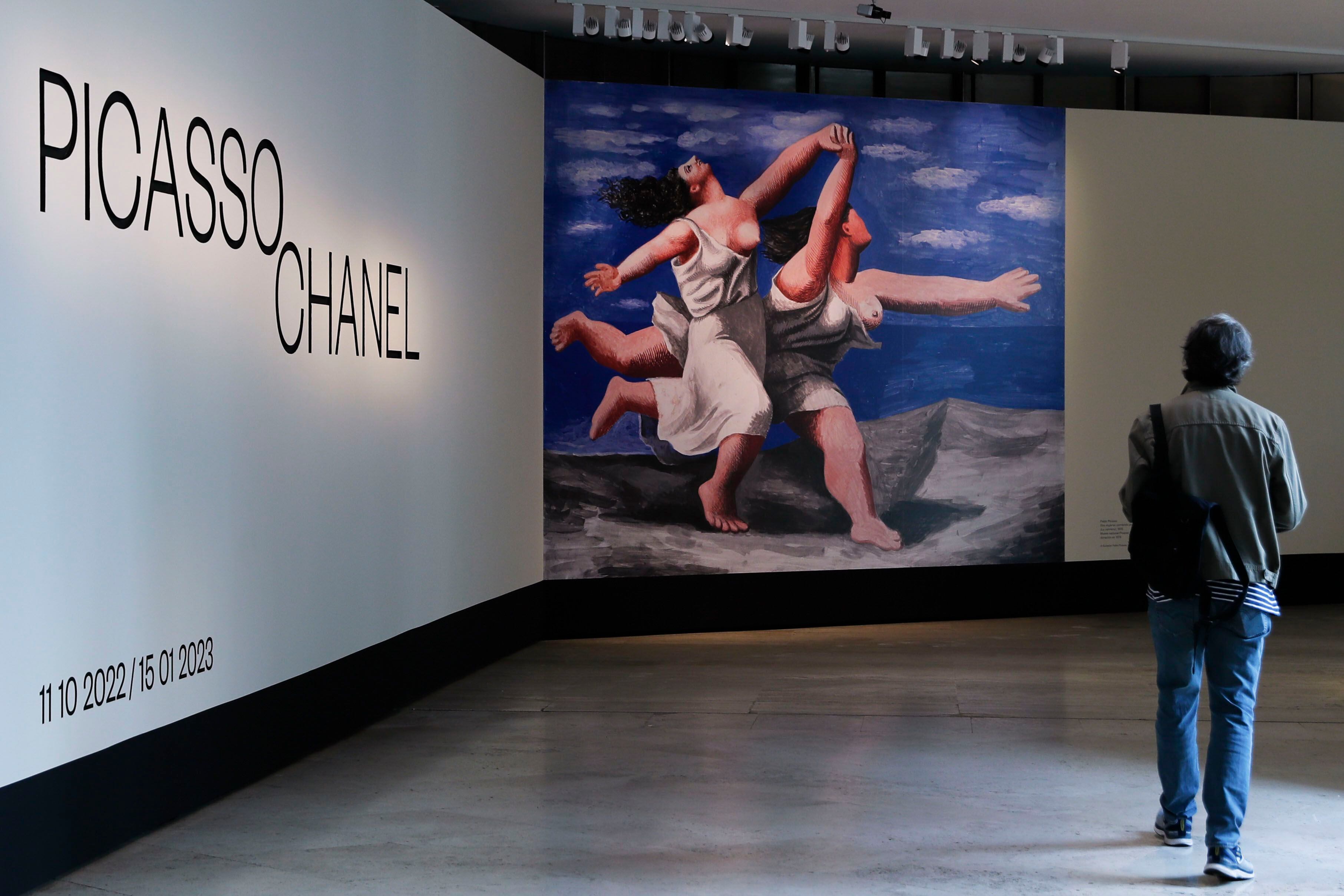 Uno de los primeros visitantes de la exposición 'Picasso/Chanel' en el Museo Thyssen, el 10 de octubre de 2022, en Madrid. 