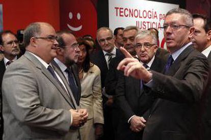 Alberto Ruiz-Gallard&oacute;n, junto al presidente del Poder Judicial, Gonzalo Moliner (a su derecha), y el vicepresidente Fernando de Rosa (a la izquierda).
