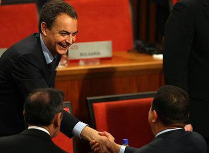 José Luis Rodríguez Zapatero y Hugo Chávez se saludan durante la cumbre de Lima.