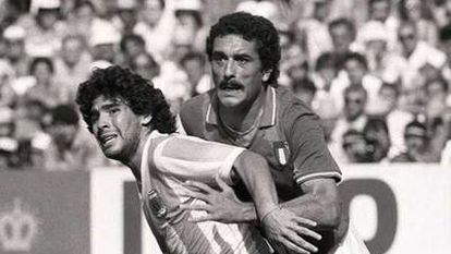 Gentile marcando a Maradona durante el Italia-Argentina (2-1) jugado en Sarrià el 29 de junio de 1982.