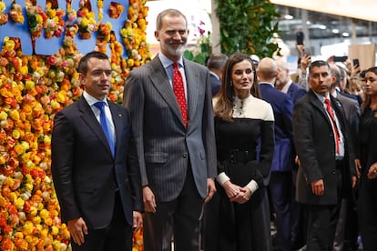 El presidente de Ecuador, Daniel Noboa, posa con el rey Felipe VI y la reina Letizia en el 'stand' de su país durante la inauguración de Fitur, en Madrid este miércoles.