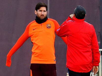 Messi y Valverde, antes del entrenamiento de ayer.