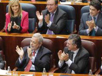 El diputado del PP José Ignacio Echeverría (abajo-3i), es aplaudido por los diputados tras ser proclamado esta mañana presidente de la Asamblea de Madrid, en la sesión constitutiva de la IX legislatura.