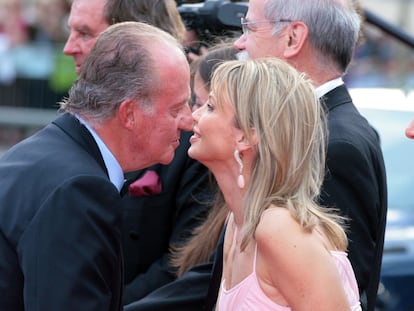 Juan Carlos I y Corinna Larsen se saludan en Barcelona en 2006.