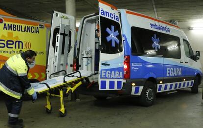 Ambulàncies públiques en un hospital de Terrassa.