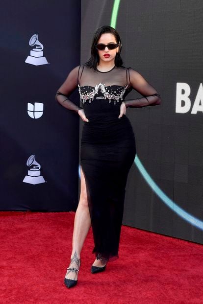Rosalía, que se llevó cuatro premios, entre ellos a mejor álbum del año, llegó a la gala con vestido negro de Miu Miu y joyas de Anita Ko.
