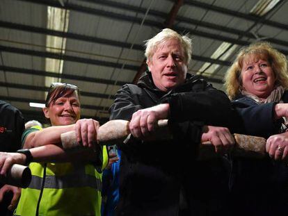 El candidato conservador, Boris Johnson, visita este miércoles una fábrica en la localidad galesa de Hengoed. En vídeo, el análisis de Rafa de Miguel.