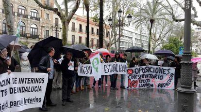 Decenas de interinos se concentran en Sevilla contra la "incertidumbre".