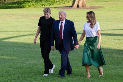Una imagen de Melania en los jardines de la Casa Blanca el pasado 18 de agosto. Le acompañan su esposo y su hijo, Barron Trump.