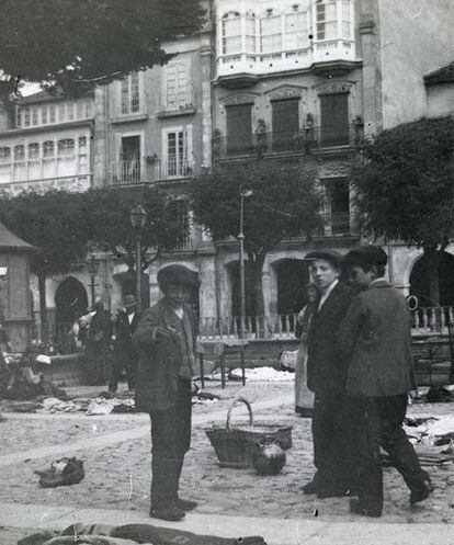 Niños en el mercado de la Praza Maior de Lugo, hacia 1900.