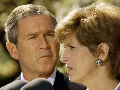 George W. Bush y Todd Whitman, jefa de la agencia medioambiental al inicio de su presidencia, en 2001