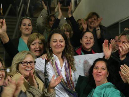 Beatriz Arceredillo, en el centro, rodeada de vecinas y trabajadoras de Parla tras ser elegida alcaldesa.