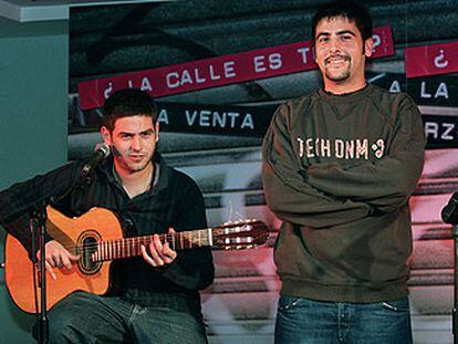 David (a la derecha) y José Muñoz, Estopa, durante su actuación el martes en Madrid.