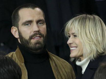 Robin Wright y Clement Giraudet en un partido de la Champions del PSG contra el Real Madrid en el Parque de los Príncipes de París el 6 de marzo de 2018.