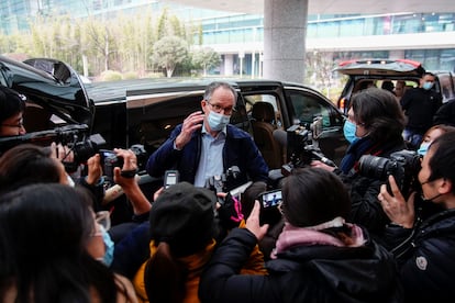 Peter Ben Embarek, miembro del equipo de la OMSque ha investigado en China el origen de la pandemia de covid-19 , llega al Instituto de Virología de Wuhan.