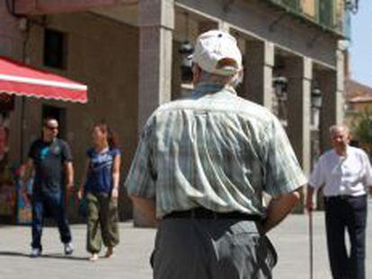 Dos jubilados pasean por la calle en Madrid