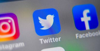 Logos de Twitter y Facebook en una pantalla.